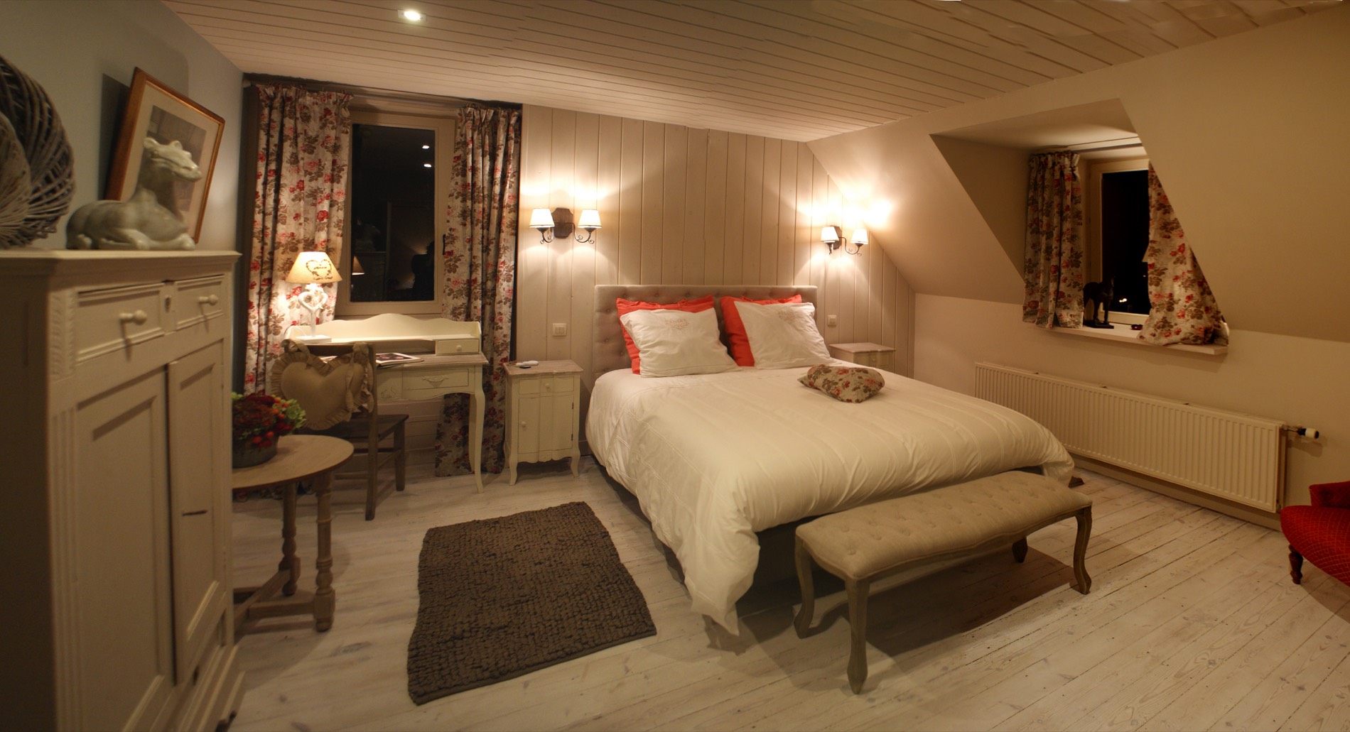 La chambre Buff Beauty, avec son lit king size et son fauteuil