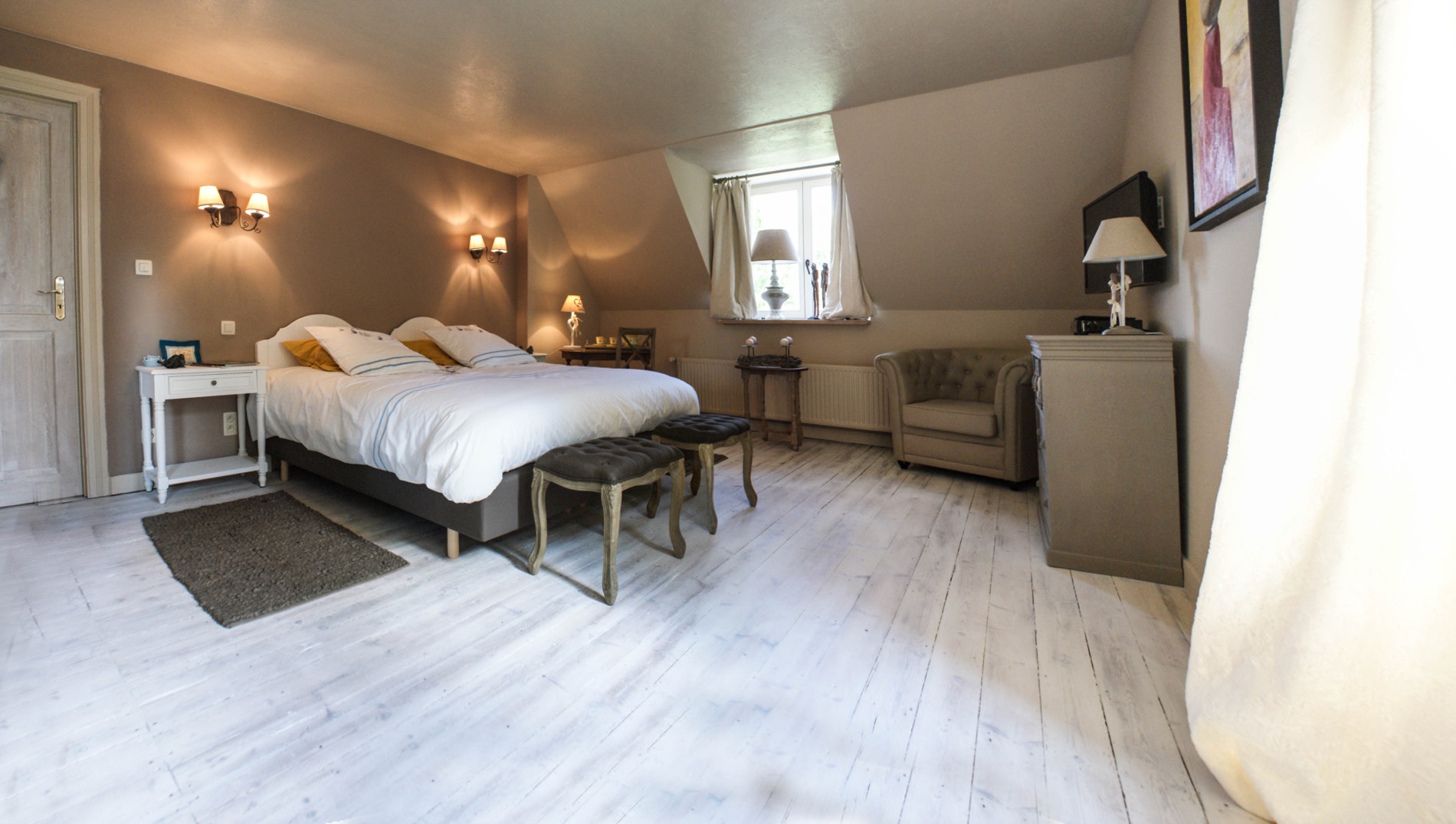 La chambre Soleil d'Or, avec son coin salon